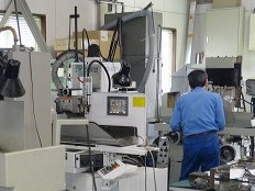 プレス金型製作の工場内作業